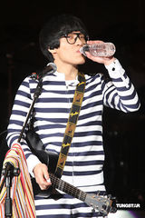 幻灯：卢广仲台北激情开唱 与歌迷共度摇滚圣诞