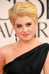 高清图：凯莉-奥斯本礼服亮相香肩柔媚