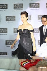 组图：翁虹大秀火辣身材 为照顾女儿减少工作量