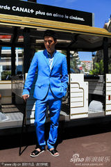 组图：冯绍峰带伤拄拐似绅士 悠闲坐观光车逛沙滩