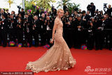 组图：娜奥米-瓦茨戛纳走秀 裸色纱裙妩媚动人
