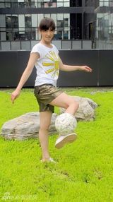 幻灯图：赵柯拍绿茵写真 俯身玩球娇羞无限