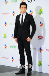 组图：宋承宪Rain出席活动 宋允儿申世京黑白配