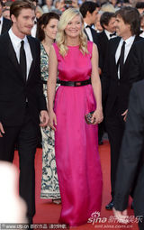 组图：邓斯特戛纳走秀紫红裙装简约亲切