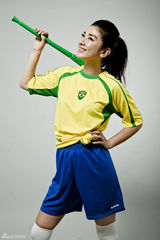 高清图：黄奕陪你围观世界杯 捐稿费给贫困儿童买足球