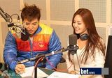 组图：韩星姜艺彬亮相SJ神童广播节目澄清绯闻