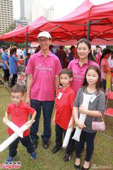 组图：伏明霞将出席郭晶晶婚宴 携女儿到内地行善