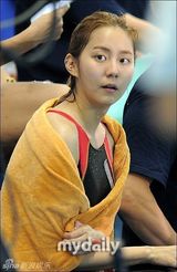 组图：韩星UEE金贤重录节目素颜高台跳水