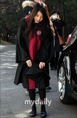 组图：韩国女歌手IU回母校参加高中毕业典礼