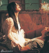 组图：张静初银幕形象颠覆 全裸床照劲爆眼球