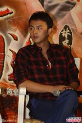 组图：吴奇隆帅气宣传新剧 甘婷婷超大项链抢镜