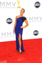 组图：艾美奖红毯 劳拉-斯宾塞蓝色单肩礼服