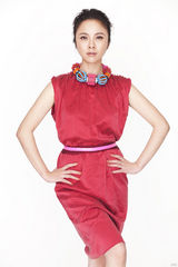 组图：杨若兮夏日写真雪白肌肤精灵动人