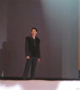 组图：立威廉引领英伦新风潮 帅气走秀微笑迷人