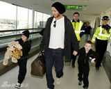 幻灯图集：小贝携三子回伦敦过圣诞 大儿子初显帅气