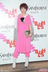 组图：何韵诗穿露肩裙亮相 爱穿裙子自我挑战