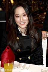 幻灯图：欧阳菲菲6年后再开唱 延时开场惹混乱