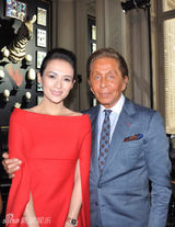 组图：章子怡红色高订斗篷装现身巴黎