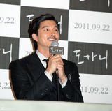 高清组图：孔侑郑柔美《熔炉》试映 情侣装亲密亮相