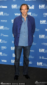 组图：《看不见的女人》琼斯被导演摸肩蜜笑