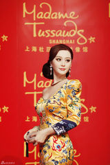 组图：范冰冰龙袍蜡像揭幕 宣布五月携新片再赴戛纳