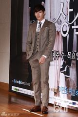 组图：李敏镐红装宣传《继承者》 主创华丽齐聚