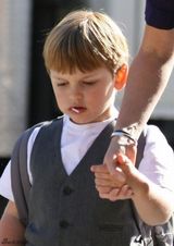 高清组图：凯特-温斯莱特携爱子购物