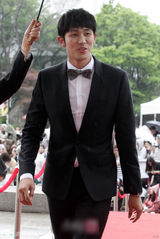 组图：2AM任瑟雍亮相百想红毯西装帅气领结俏皮