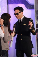 高清图：《冲上云霄2》庆功 张智霖跪吻陈法拉