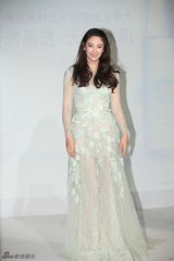 组图：张雨绮淡雅镂花长裙出镜 尽显女人味