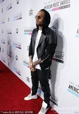 组图：蕾哈娜前男友克里斯-布朗造型不羁