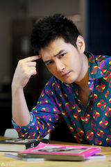 组图：王雨雅痞写真彰显文艺本色