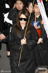 幻灯图：萧亚轩跪拜哭送母亲 珍贵合影曝光