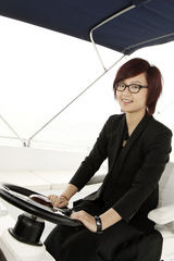 高清组图：周笔畅香港签约花絮 乘坐豪华快艇