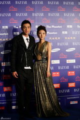 组图：安以轩镂空坠地长裙亮相红毯 携手安钧璨