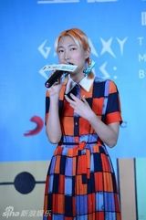 组图：王若琳金发花裙亮相北京签唱会