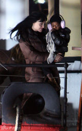 幻灯图集：朱莉和皮特带着两子女黑衣夜游