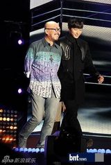 组图：EXO-K成员与2AM郑珍云等亮相T台秀