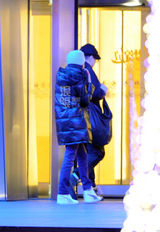 独家：莫文蔚与助理低调来京 黑色外套口罩遮面