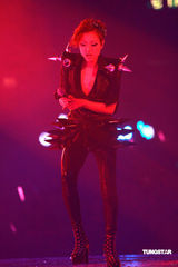 幻灯：郑秀文许志安相拥献唱 梁洛施李嘉欣捧场