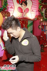 组图：马国明直言无拍拖热情 出席活动献唱