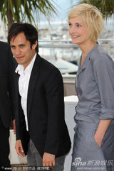 金摄影机奖评审团记者会 主席盖尔-加西亚帅气亮相