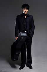 组图：刘小辉帅气写真 尽显绅士魅力