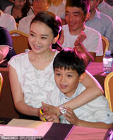 组图：王艳携子公益活动秀母子情 张泉灵献爱心