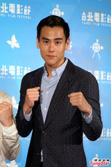 组图：彭于晏《激战》发布会 与张家辉比拼肌肉