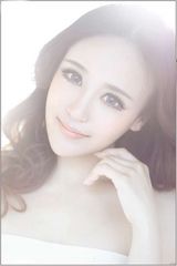 组图：新人演员王曼妮婚纱大片打造浪漫梦幻