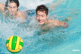高清图：香港先生上演男色诱惑 水球比赛玩得High