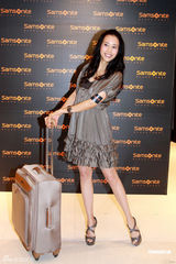 组图：莫文蔚低胸裙装出席活动 银色高跟鞋性感