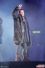 组图：古惑仔五子开唱显本色 伊健小春示爱太太