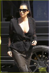 组图：卡戴珊V领装秀丰满 下车后不停摆弄裙子